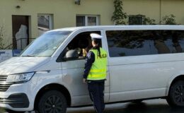 działania trzeźwość w powiecie działdowskim, widać policjantkę kontrolującą kierowcę samochodu /fot. policja