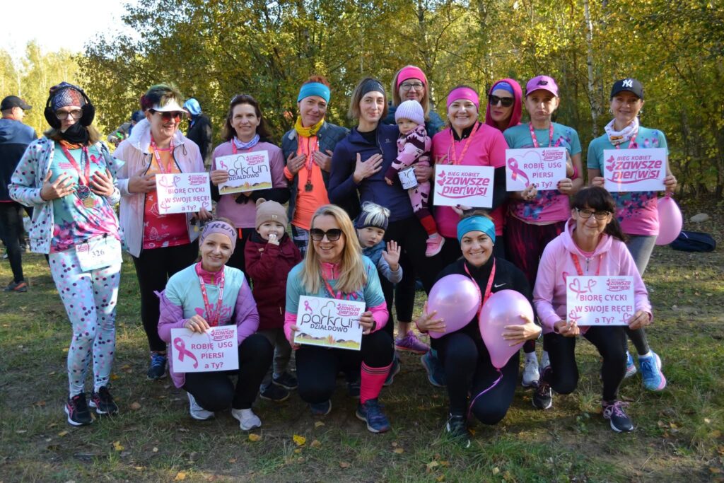 czestniczki parkrun Działdowo w różowych barwach, pozują do pamiątkowej fotografii /archiwum parkrun Działdowo
