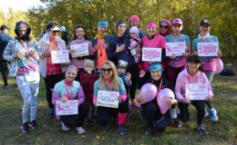 czestniczki parkrun Działdowo w różowych barwach, pozują do pamiątkowej fotografii /archiwum parkrun Działdowo