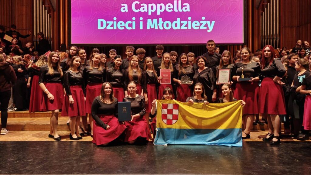 Chór "Our Voice" ze Srebrnym Kamertonem pamiątkowa fotografia naszych chórzystów z panią dyrygent Danutą Czeczot /Fot. Grzegorz Kurowski