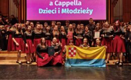 pamiątkowa fotografia naszych chórzystów z panią dyrygent Danutą Czeczot /Fot. Grzegorz Kurowski