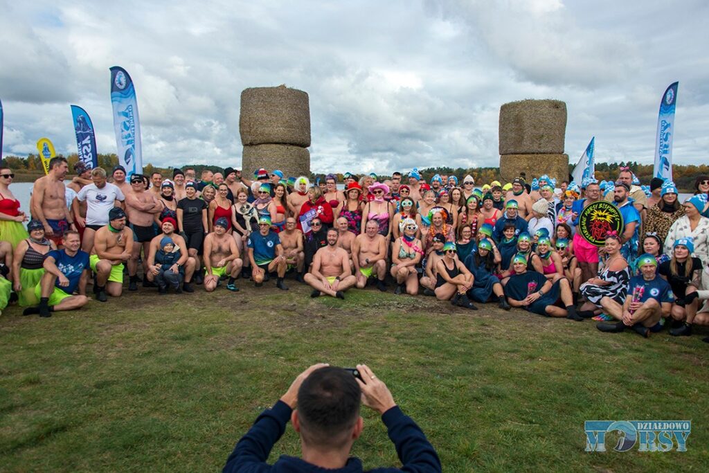 pamiątkowa fotografia Morsów podczas niedzielnej - 19 października inauguracji sezonu 2025/26 w Szkotowie / Fot. archiwum MORSY DZIAŁDOWO