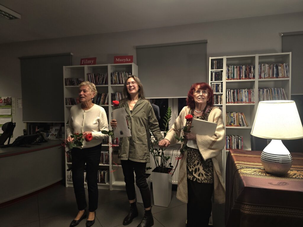 stoją trzy kobiety: Elżbieta Lenkiewicz, Marzena Bergmann i Irena Telesz-Burczyk