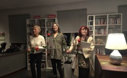 stoją trzy kobiety: Elżbieta Lenkiewicz, Marzena Bergmann i Irena Telesz-Burczyk