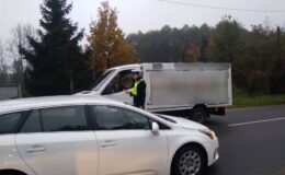 policjant podczas sprawdzania stanu trzeźwości /fot. policja