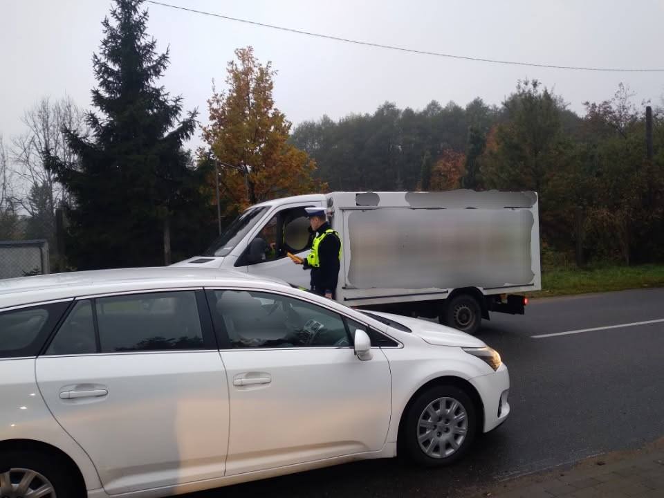 Działania „Trzeźwość” - policjanci skontrolowali 426 kierowców policjant podczas sprawdzania stanu trzeźwości /fot. policja