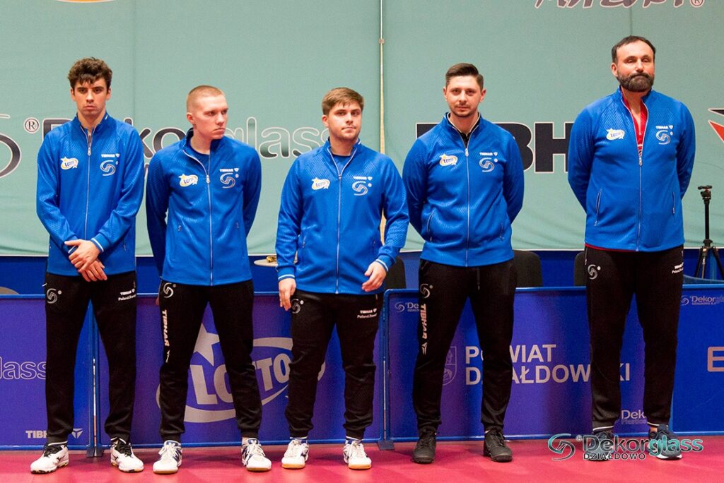stoi pięciu mężczyzn, zawodnicy i trener Dekorglassu Działdowo / fot. Dekorglass