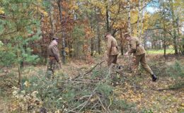 Nasi muzealnicy w rekonstrukcji historycznej w Lesie Białuckim