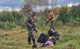 Nasi muzealnicy w rekonstrukcji historycznej w Lesie Białuckim