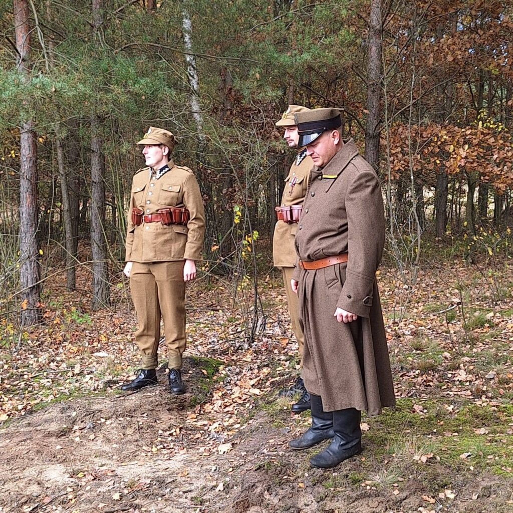trzech rekonstruktorów ubranych w mundury polskich żołnierzy, od lewej Artur Barcikowski, Krzysztof Siemianowski i Jacek Piskorski