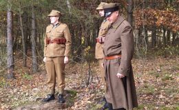 Nasi muzealnicy w rekonstrukcji historycznej w Lesie Białuckim