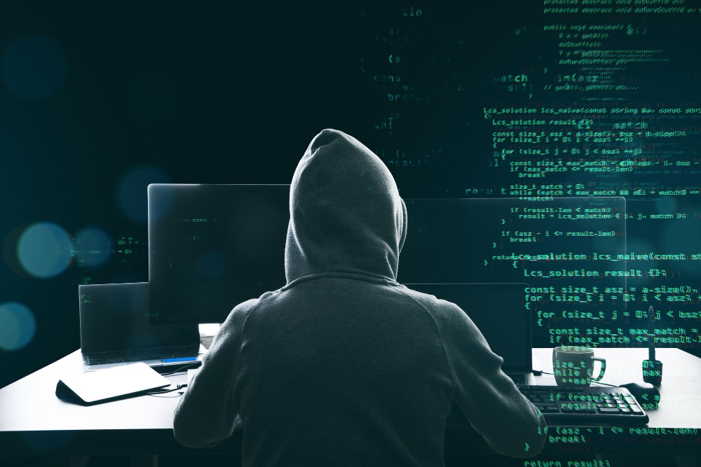 osoba siedzi przed monitorem komputera