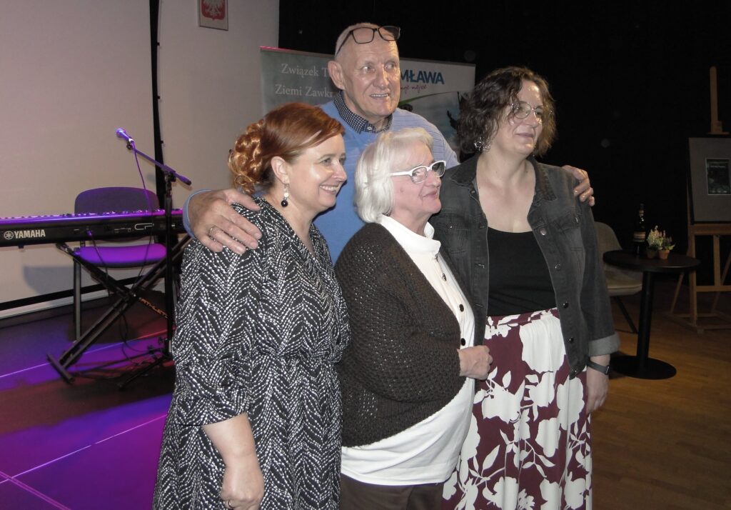 trzy kobiety i mężczyzna pozują do pamiątkowej fotografii /archiwum DKS