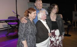 trzy kobiety i mężczyzna pozują do pamiątkowej fotografii /archiwum DKS