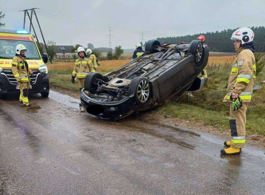 Jen samochód w rowie, a drugi na drzewie miejsce zdarzenia wypadku w Koszelewach, widać służby ratunkowe i samochód po dachowaniu / fot. policja
