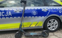 hulajnoga, w tle radiowóz policyjny /fot. policja