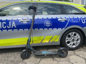 hulajnoga, w tle radiowóz policyjny /fot. policja