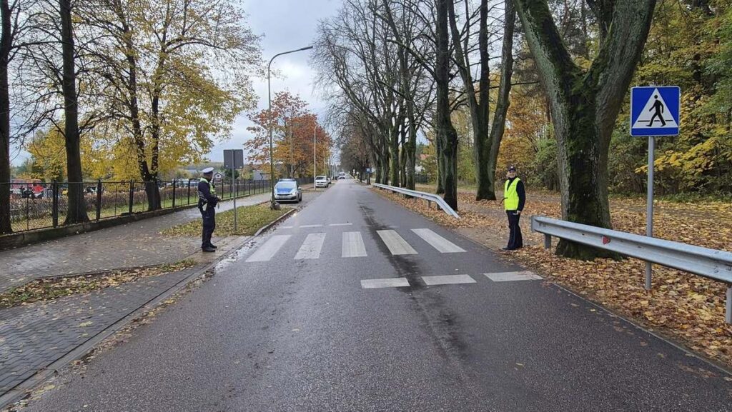 Możliwe utrudnienia w ruchu w związku z uroczystościami na cmentarzach ul. Leśna w Działdowie, na drodze widać stojących 2 policjantów / Fot. policja