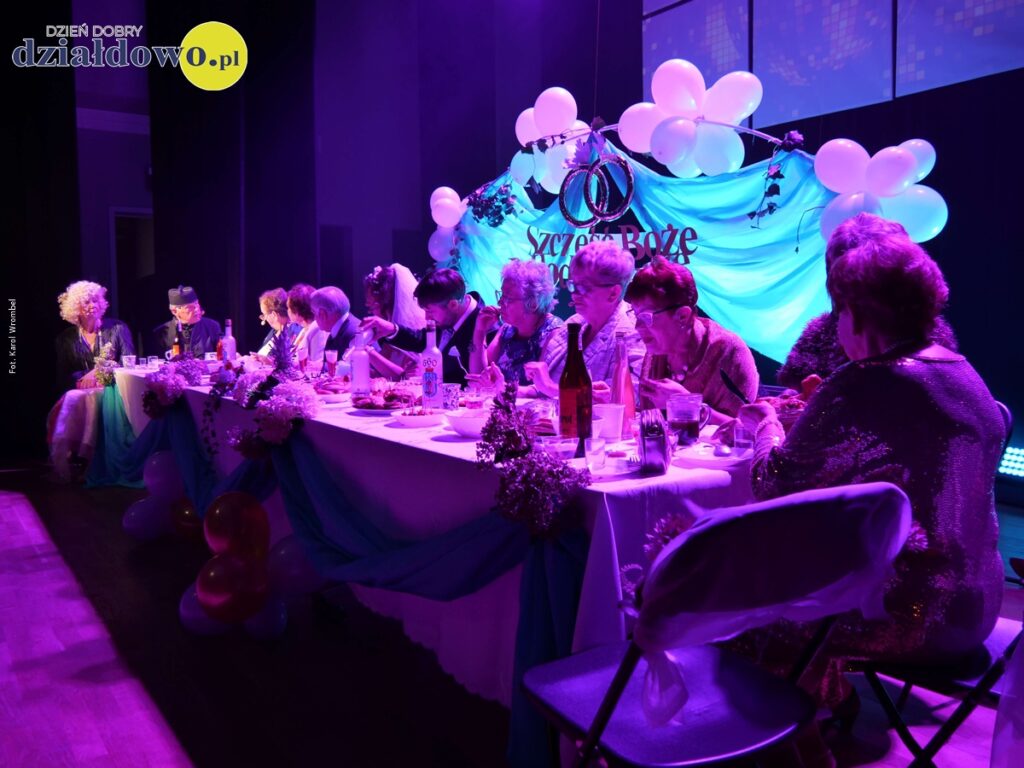 „Historia jednego wesela” na bis kadr ze spektaklu, widać kobiety i mężczyzn na deskach MDK Działdowo