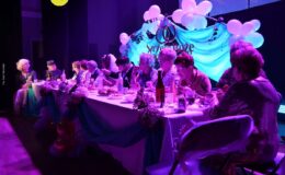 kadr ze spektaklu, widać kobiety i mężczyzn na deskach MDK Działdowo