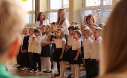 stoi grupa dzieci i nauczycieli, w sali gimnastycznej Szkoły Podstawowej nr 3 w Działdowie