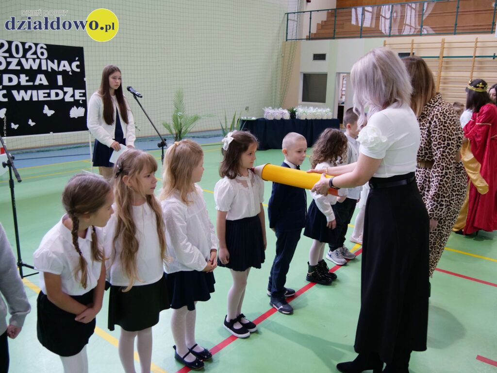 Pasowanie na Pierwszoklasistę i inne atrakcje w Szkole Podstawowej nr 2 moment pasowania na pierwszoklasistę przez wicedyrektor szkoły