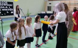 moment pasowania na pierwszoklasistę przez wicedyrektor szkoły