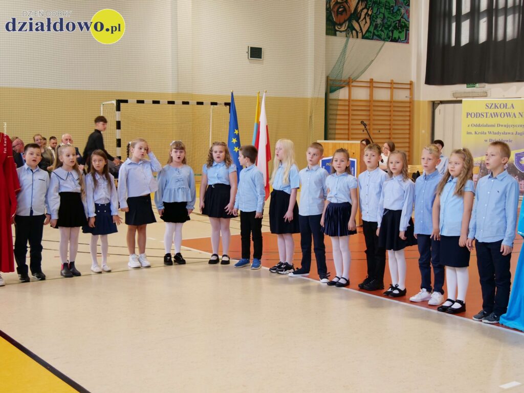 Pasowanie na Pierwszaka i Dzień Edukacji Narodowej w Szkole Podstawowej nr 1 podczas występu z okazji uroczystego ślubowania i Dnia Edukacji Narodowej