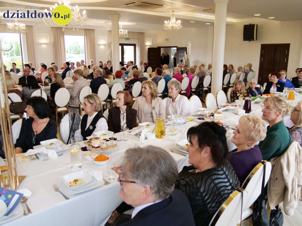 Dzień Edukacji Narodowej z nutą wspomnień pamiątkowa fotografia osób biorących udział w uroczystym spotkaniu z okazji Dnia Edukacji Narodowej w Restauracji "Na Wzgórzu"