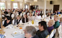 pamiątkowa fotografia osób biorących udział w uroczystym spotkaniu z okazji Dnia Edukacji Narodowej w Restauracji "Na Wzgórzu"