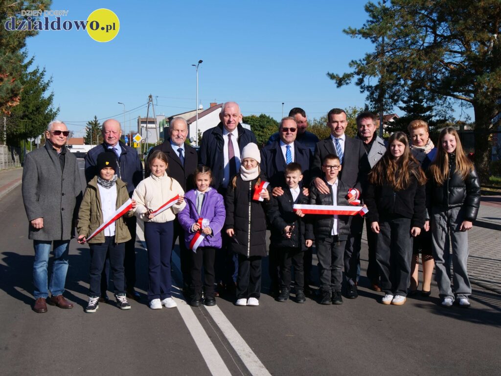 dzieci i samorządowcy podczas oficjalnego oddania do użytku części rozbudowanej ul. Polnej w Działdowie