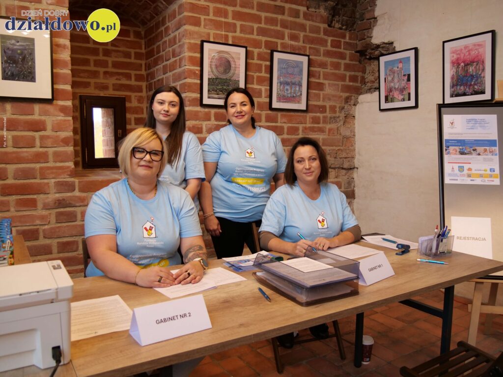 wolontariuszki w rejestracji do Mobilnego Ambulansu USG