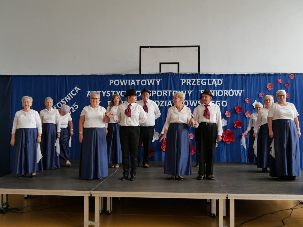 Seniorzy Dziennego Domu Senior + i Klubu Senior + podczas występu na Powiatowym Przeglądzie Seniorów w Płośnicy / fot. archiwum Klubu Senior +