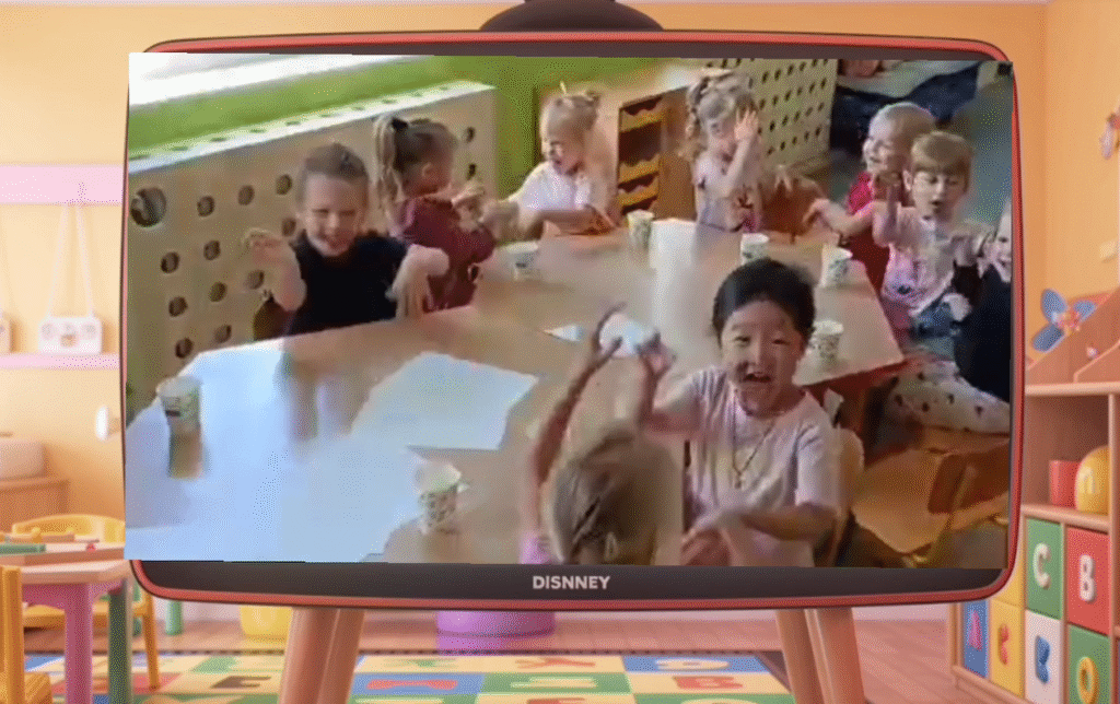 Wyjątkowy Dzień Edukacji Narodowej w Przedszkolu nr 1 kadr z filmu "Wyjątkowy Dzień Edukacji Narodowej w Przedszkolu nr 1", widać dzieci siedzące przy stolikach