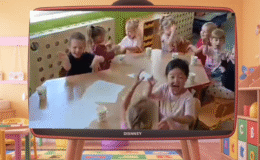 kadr z filmu "Wyjątkowy Dzień Edukacji Narodowej w Przedszkolu nr 1", widać dzieci siedzące przy stolikach