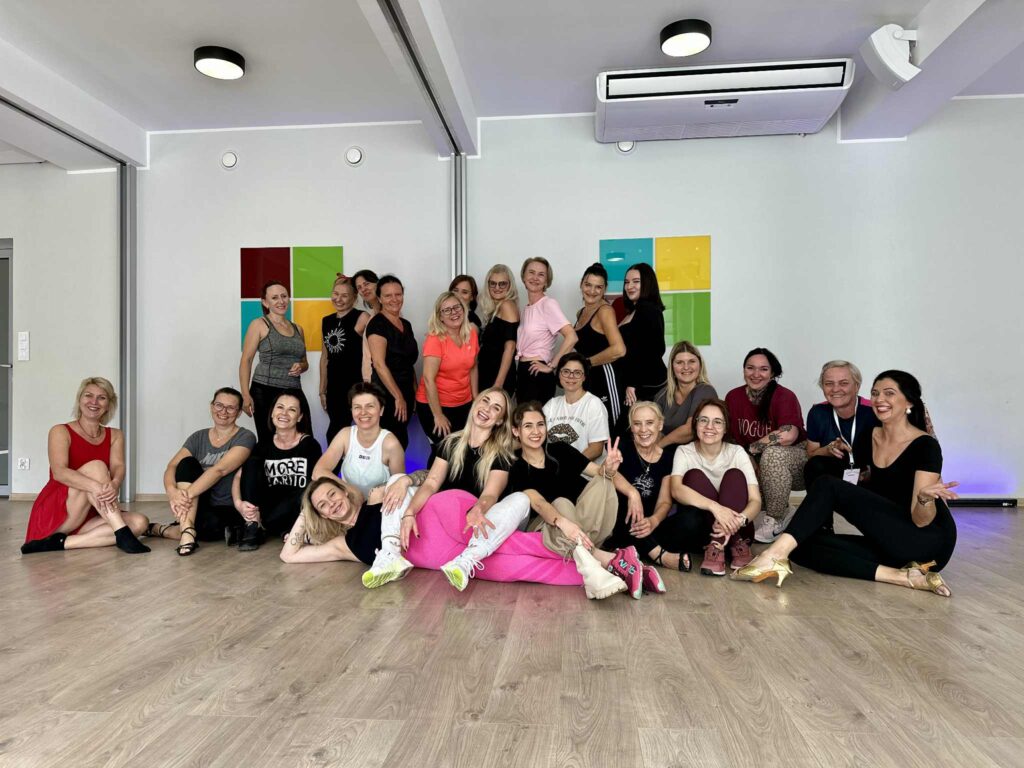 Dance Camp - Siła kobiet - ART FIT Studio Fitnessi, ART MUSIC Szkoła Muzyki i Tańca pamiątkowa fotografia uczestników zajęć Dance Camp