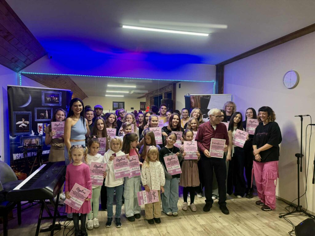 Twórcze Działdowo – muzyka, pasja i inspiracja w jednym głosie pamiątkowa fotografia uczestników warsztatów wokalnych „Twórcze Działdowo”