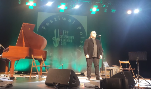 Sukces sceniczny nauczyciela działdowskiej szkoły muzycznej kadr z występu Pawła Stawińskiego