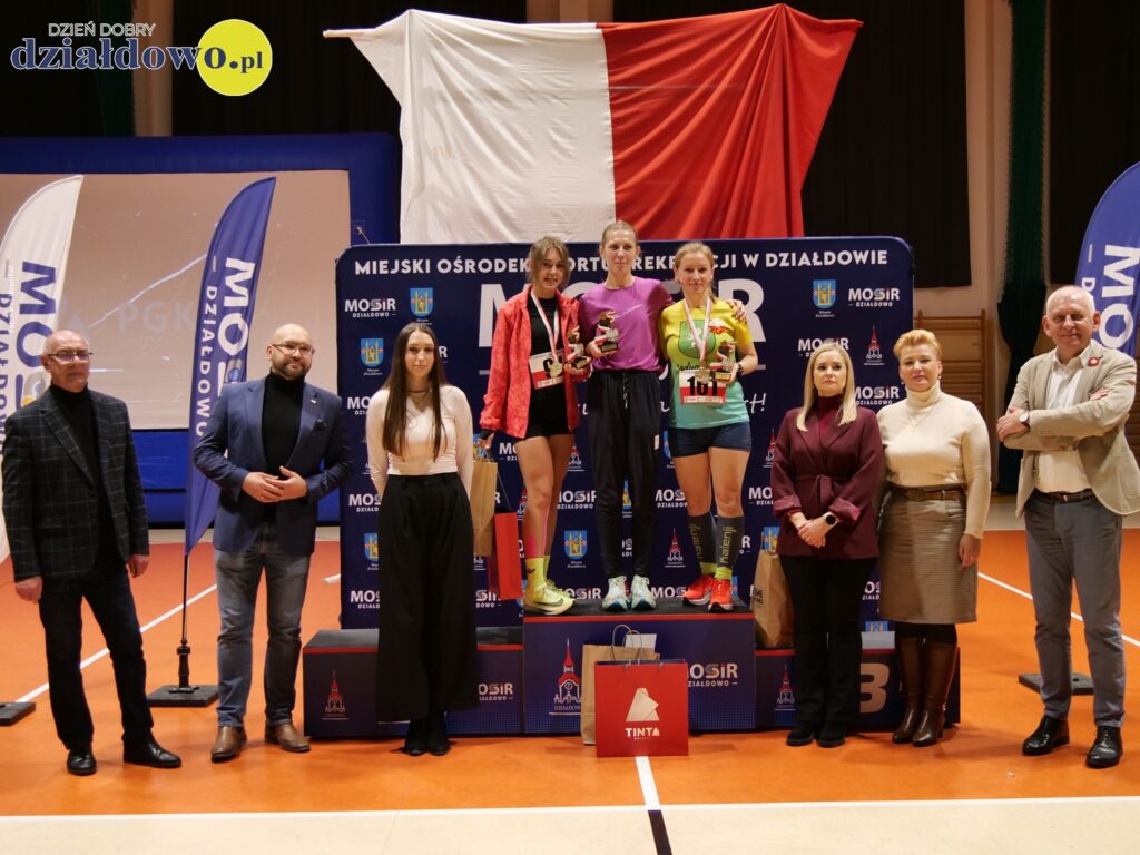 kobiety stoją na podium podczas 10. Działdowskich Biegów Niepodległości