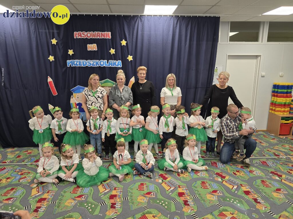 "Żabki" oficjalnie w gronie przedszkolaków pamiątkowa fotografia dzieci, nauczycielek i pani wiceburmistrz