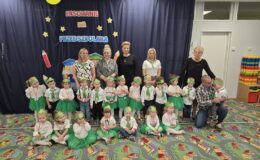 pamiątkowa fotografia dzieci, nauczycielek i pani wiceburmistrz