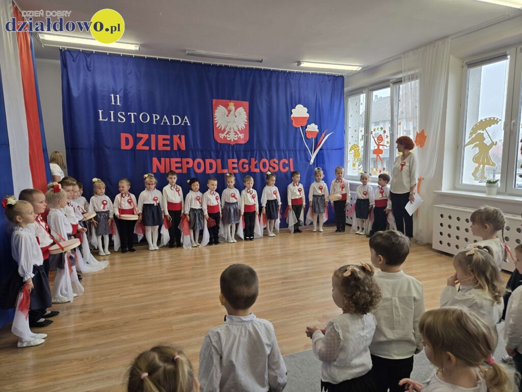 Święto Niepodległości w Przedszkolu nr 1 grupa przedszkolaków biorąca udział w uroczystej akademii z okazji Narodowego Święta Niepodległości