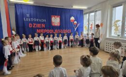 grupa przedszkolaków biorąca udział w uroczystej akademii z okazji Narodowego Święta Niepodległości