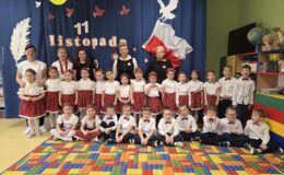 pamiątkowe zdjęcie występujących przedszkolaków wraz panami nauczycielkami, wicedyrektor Sylwią Lipką-Pławską i wiceburmistrz Izabelą Sokolnicką