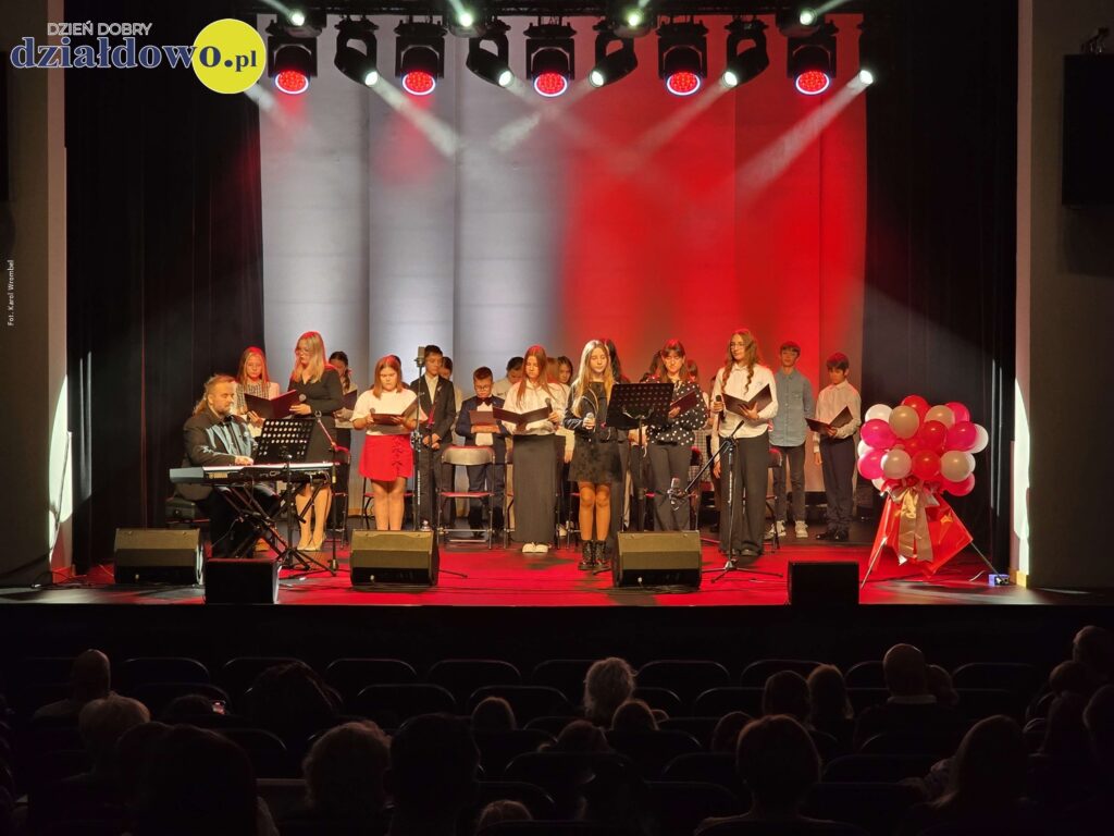 młodzi artyści na scenie Miejskiego domu Kultury w Działdowie