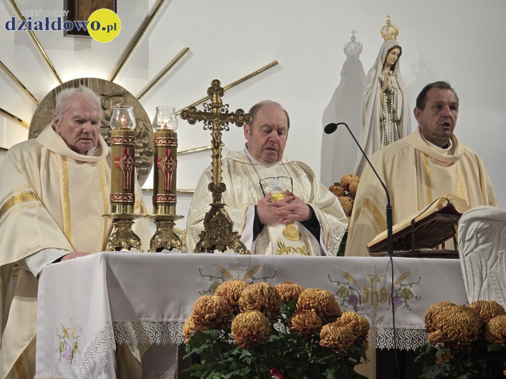 księża przy Ołtarzu podczas uroczystej Mszy Świętej w koście pw. Podwyższenia Krzyża Świętego w Działdowie
