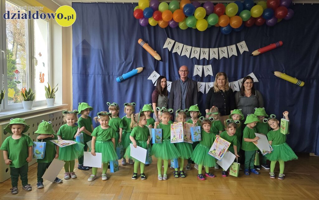 "Żabki" oficjalnie w gronie przedszkolaków przedszkolaki, dyrekcja i panie nauczycielki pozują do pamiątkowej fotografii