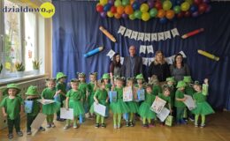 "Żabki" oficjalnie w gronie przedszkolaków przedszkolaki, dyrekcja i panie nauczycielki pozują do pamiątkowej fotografii