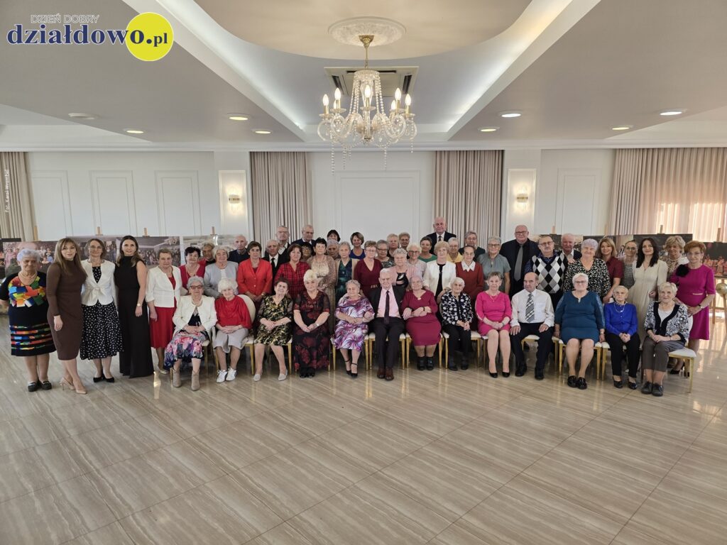 Tak działdowscy seniorzy świętowali swój dzień pamiątkowa fotografia seniorów i uczestników jubileuszu 10. lecia działalności Dziennego Domu Senior+ w Działdowie i Dnia Seniora