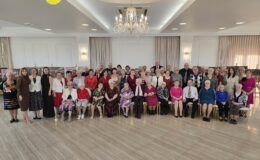 pamiątkowa fotografia seniorów i uczestników jubileuszu 10. lecia działalności Dziennego Domu Senior+ w Działdowie i Dnia Seniora